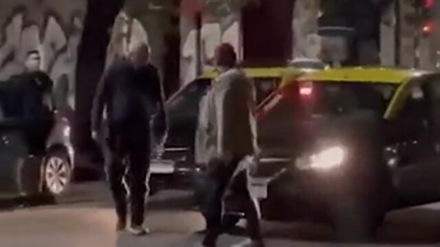 El momento de la discusión entre los dos taxistas.