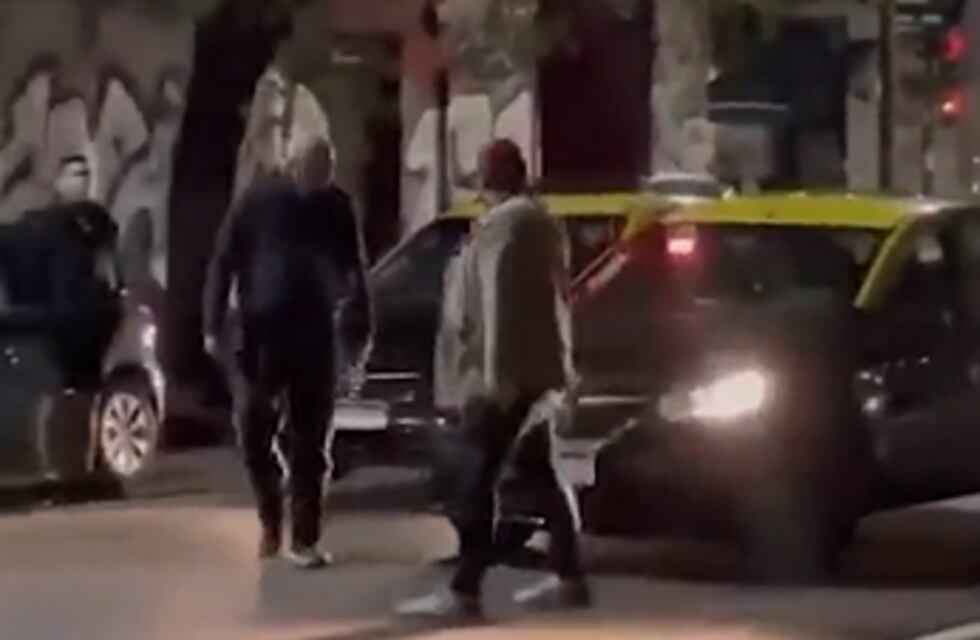 El violento video de la pelea entre dos taxistas que termina con uno de ellos atropellando a un motociclista
