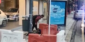 Un hombre agredió con un hierro a una mujer policía y le robó el arma reglamentaria.