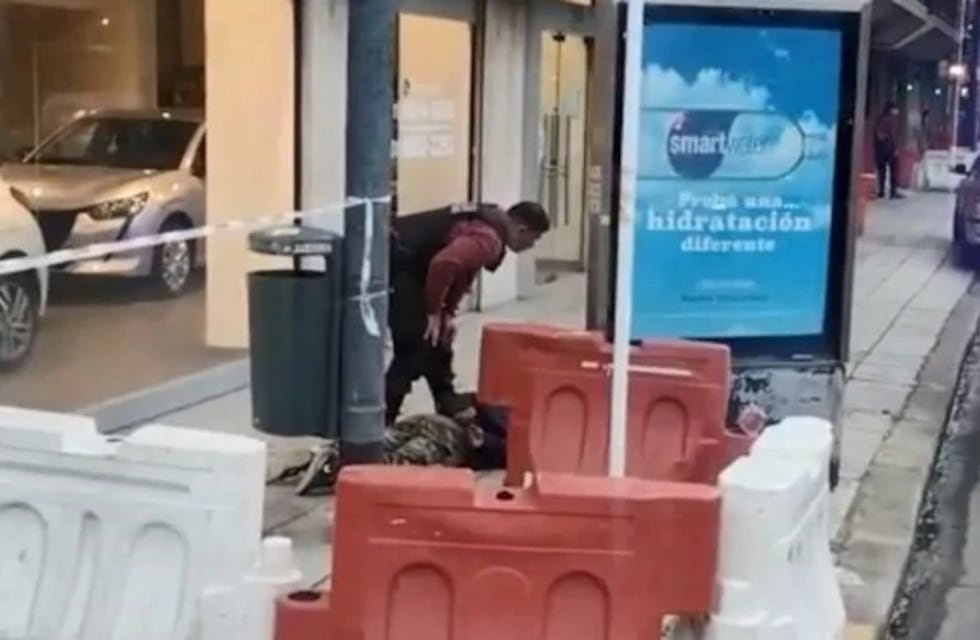 Descontrol en Palermo: un hombre le pegó con un hierro para robarle el arma a una policía y comenzó a disparar
