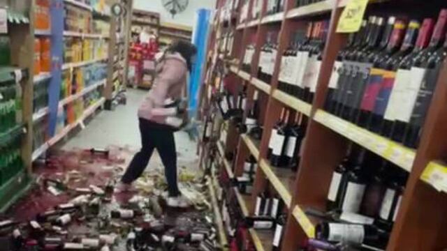 La echaron y destrozó la góndola de vinos del supermercado