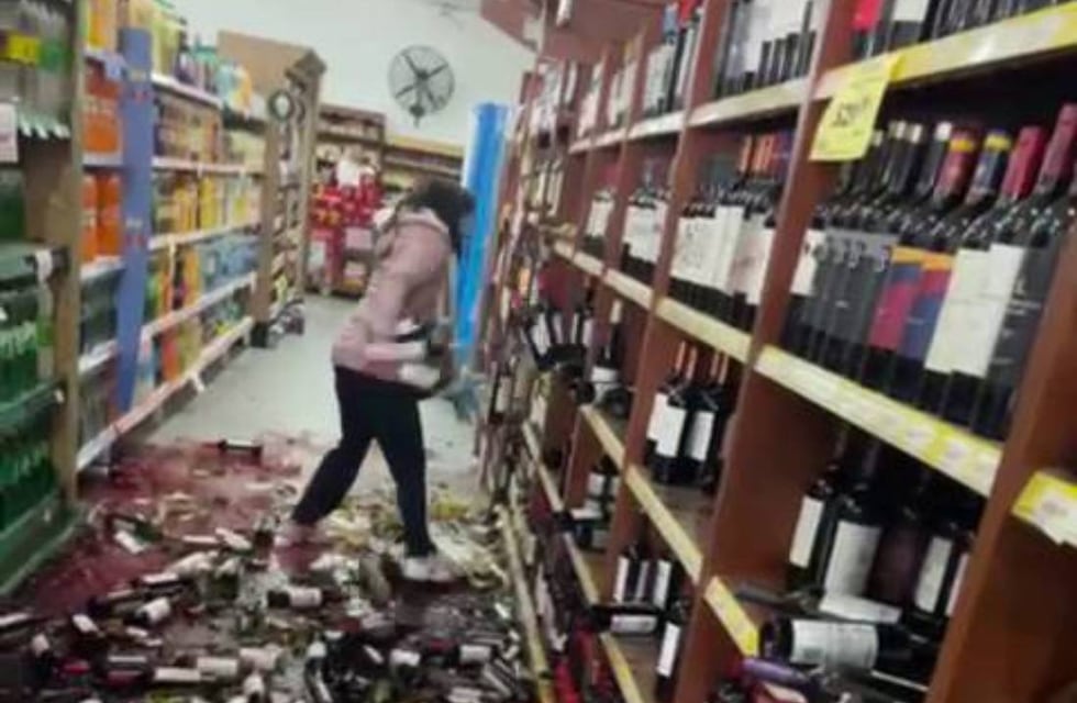 La echaron y destrozó la góndola del supermercado donde trabajaba: todo quedó en video