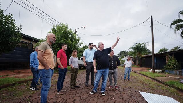 Hugo Passalacqua recorrió las zonas afectadas por la fuerte tormenta en Leandro N. Alem