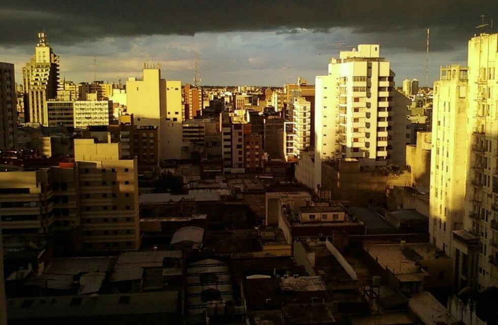 Lo encontraron lleno de golpes en medio de la calle en Córdoba y falleció minutos más tarde