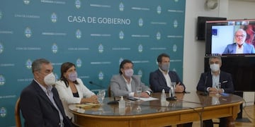 Funcionarios del Ejecutivo provincial presentaron los pliegos para participar del llamado a licitación para el desarrollo del Perilago de Potrerillos. Gentileza Gobierno de Mendoza