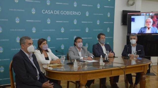 Funcionarios del Ejecutivo provincial presentaron los pliegos para participar del llamado a licitación para el desarrollo del Perilago de Potrerillos. Gentileza Gobierno de Mendoza