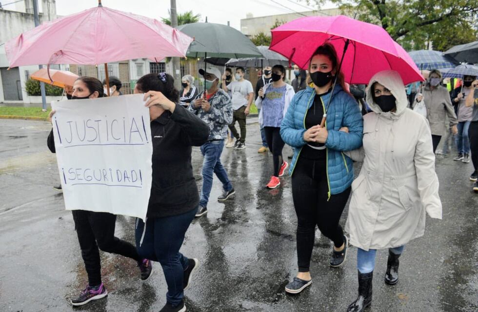 Contundente marcha de vecinos pidiendo la libertad del joven que mató a motochorros