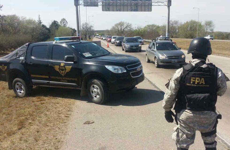 Control vehicular en Cruz del Eje: dos detenidos  con más de 370 dosis de drogas