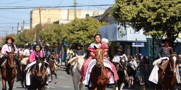 Cosquín.Desfile sobre Av San Martin