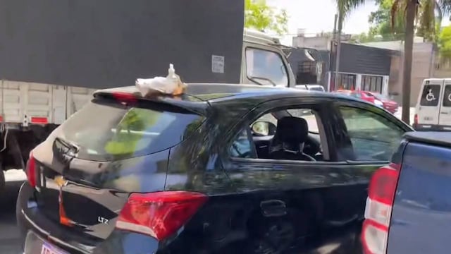 El Chevrolet Onix quedó detenido sobre avenida Pellegrini al 3900.