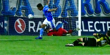 Guillermo Villalba puso el 1 a 0 de la victoria de Estudiantes de Río Cuarto frente al Deportivo Madryn (Tomás Fragueiro)