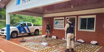 Prefectura Naval Argentina incauta más de 200 kg de marihuana en Puerto Libertad.