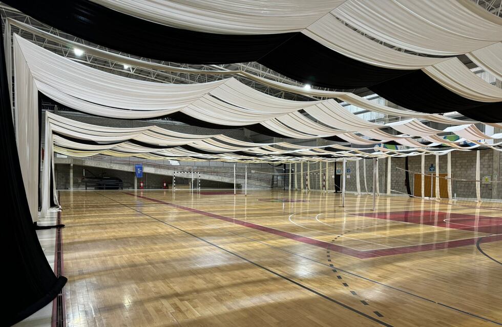 Preparativos en el Polideportivo Municipal de Tres Arroyos para la Feria Nacional de Artesanos
