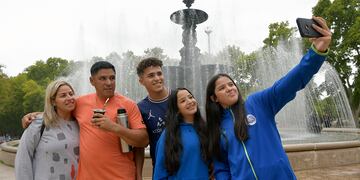 Parcialmente nublado con descenso de la temperatura.
Parque General San Martín 
Familia Jaime abrigada en la Fuente de los Continentes
Foto: Orlando Pelichotti
