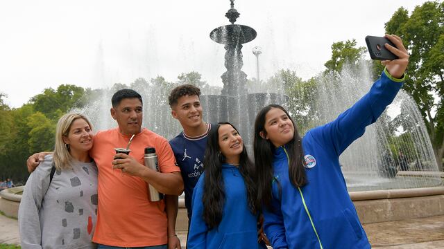 Parcialmente nublado con descenso de la temperatura.
Parque General San Martín 
Familia Jaime abrigada en la Fuente de los Continentes
Foto: Orlando Pelichotti