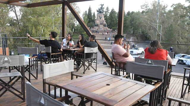 Comienza a funcionar el restaurante mirador ARBOLEDA, ubicado en el monumento del Cerro de La Gloria de Ciudad, donde los visitantes podrán disfrutar de una vista única en la zona
 Foto: José Gutierrez / Los Andes