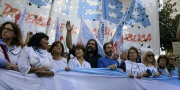 Maestros nucleados en el Frente de Unidad Docente Bonaerense marchan el 16/03/2017 hacia la Gobernación de Buenos Aires, Argentina, en demanda de mejoras salariales junto al titular de SUTEBA (centro), Roberto Baradel\u002E\r\n(vinculado al texto de dpa \