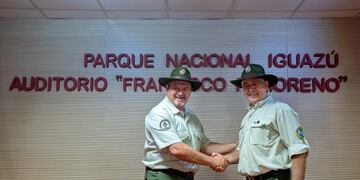 Sergio Acosta (a la izquiera) y Sergio Valdecantos (a la derecha)\u002E El nuevo intendente del Parque Nacional Iguazú y el intendente saliente\u002E