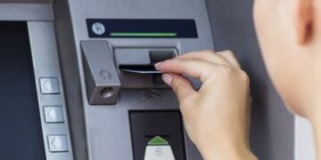 Se hizo pasar por un bancario y le robó $31.000