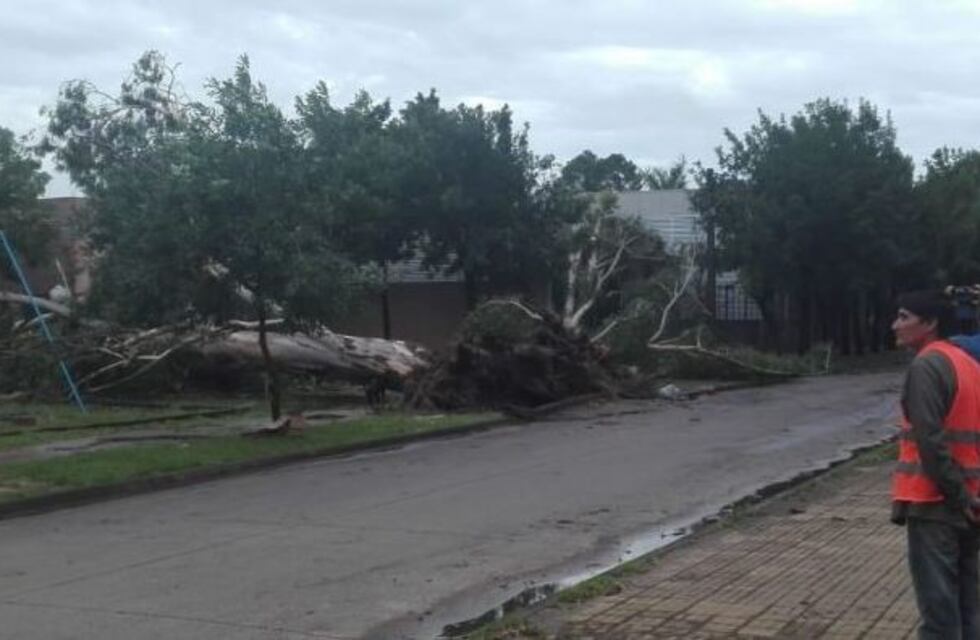 Rige el alerta meteorológico y asisten a los damnificados por el temporal en Corrientes
