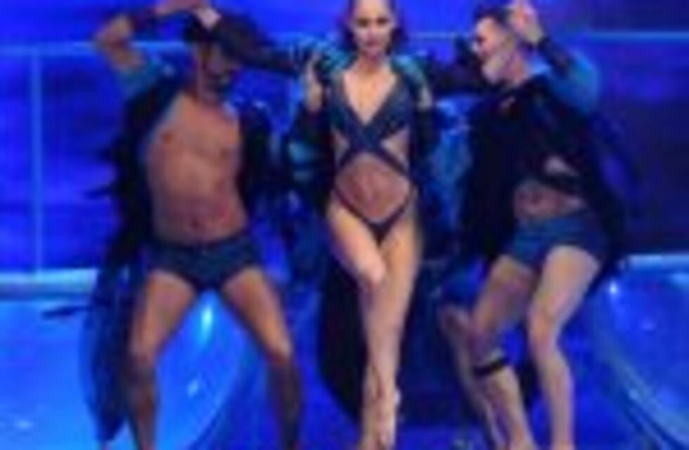 Pampita se lució con un Aquadance jugado y sensual en la gala de Showmatch