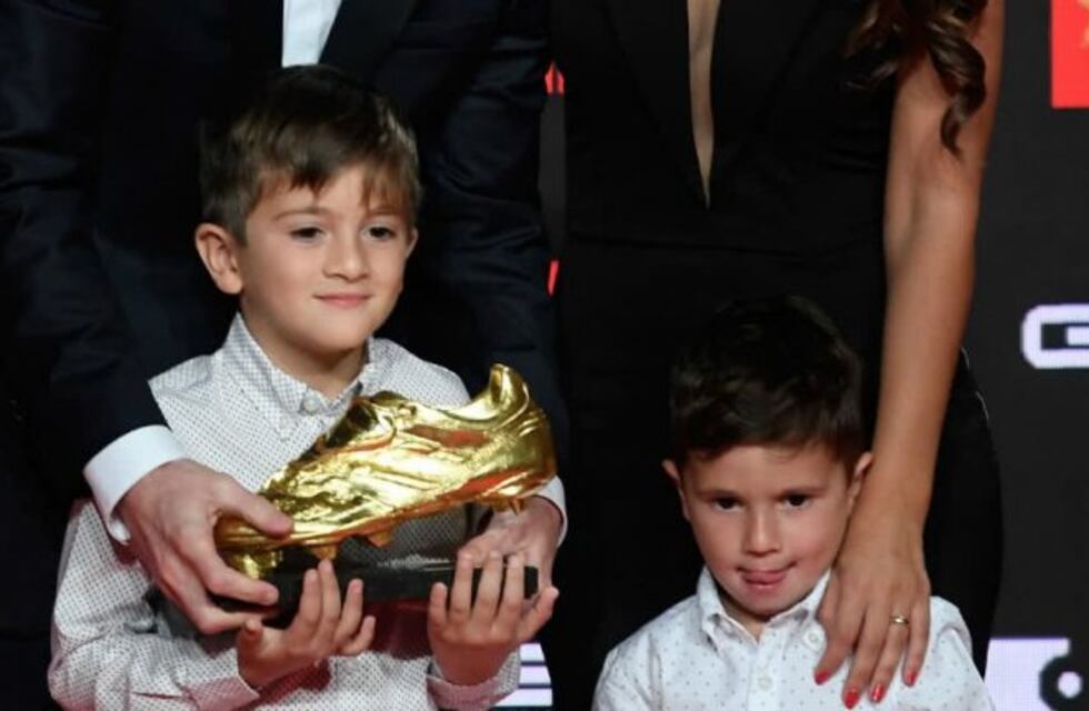 Thiago Messi anotó dos goles con la 10 de su papá