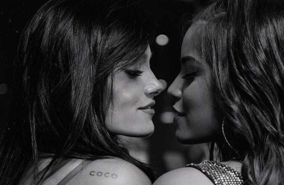 El fogoso beso entre Oriana Sabatini y Emilia Mernes