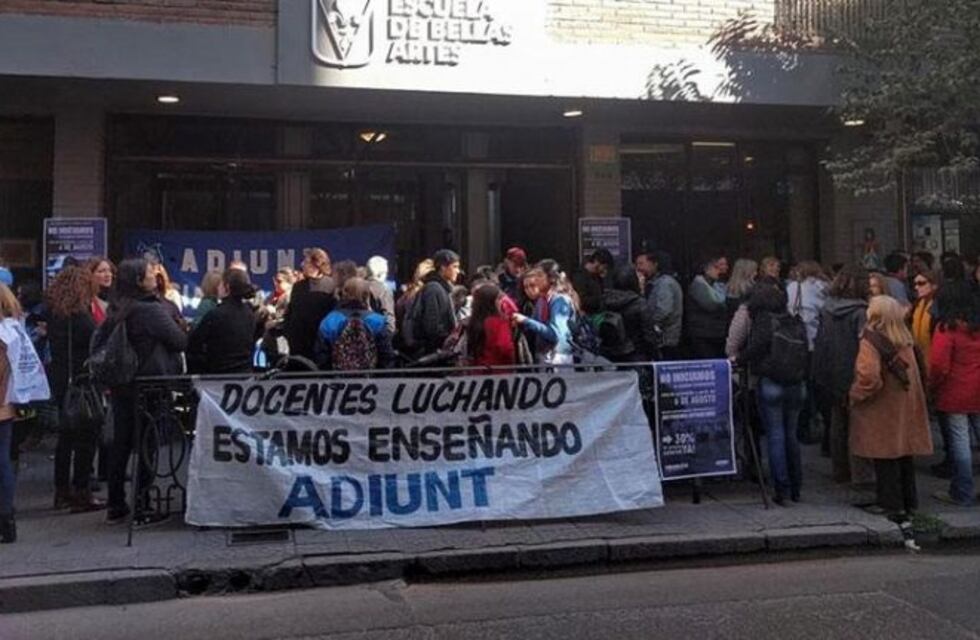 En la UTN el paro continúa con clases públicas