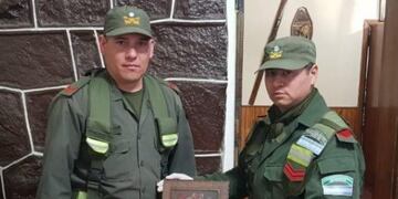 Personal de Gendarmería Nacional muestra la obra de arte incautada\u002E