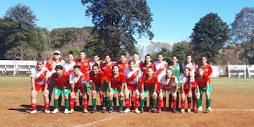 Seleccionado Femenino de Posadas posa junto a su par de Oberá\u002E Ambos disputan un lugar para luchar por Misiones en el Nacional\u002E (Gentileza Mirta Parayva)