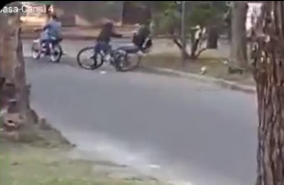 El momento en el que tiran de una bicicleta a una joven para robarle