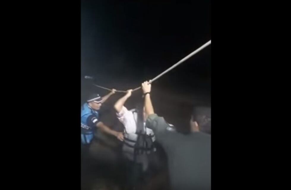 Policías fueron reconocidos por rescatar a cinco hombres en plena tormenta