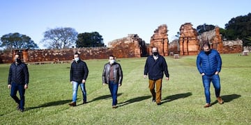 El gobernador Oscar Herrera Ahuad en las ruinas jesuíticas de San Ignacio\u002E