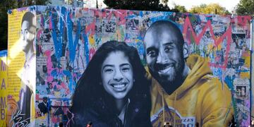 Mural con la imagen de Kobe Bryant y su hija Gigi en Los Angeles (Foto: Chris Delmas/AFP)