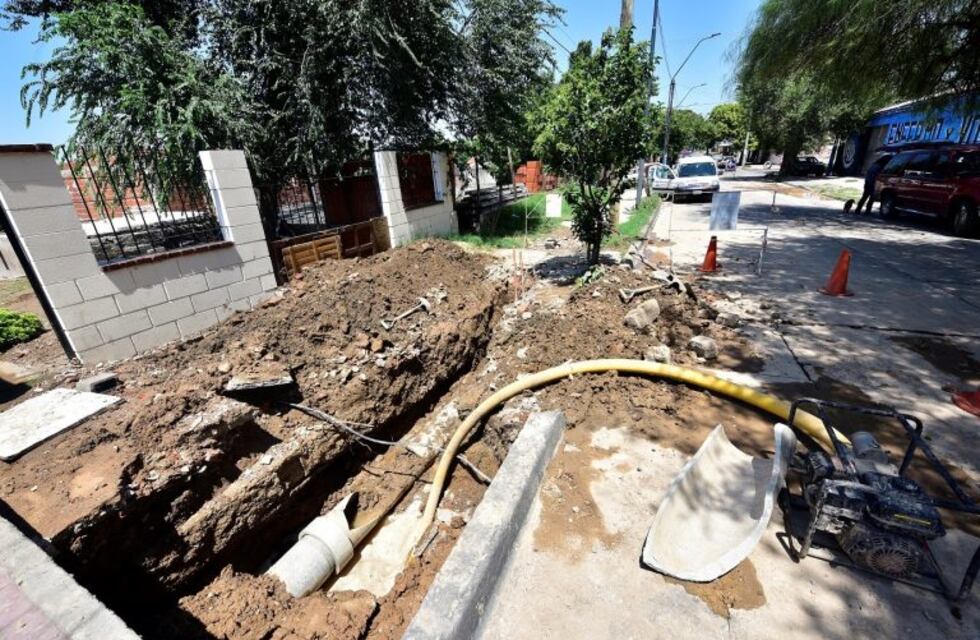 Reventó un caño e inundó casas en barrio Bella Vista