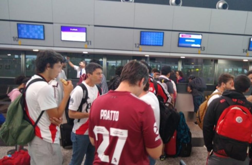 Hinchas cordobeses, con vuelo retrasado a Lima
