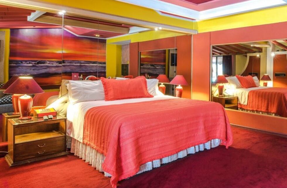 Mujer demandó a un motel y a su tarjeta de crédito tras romper con su pareja