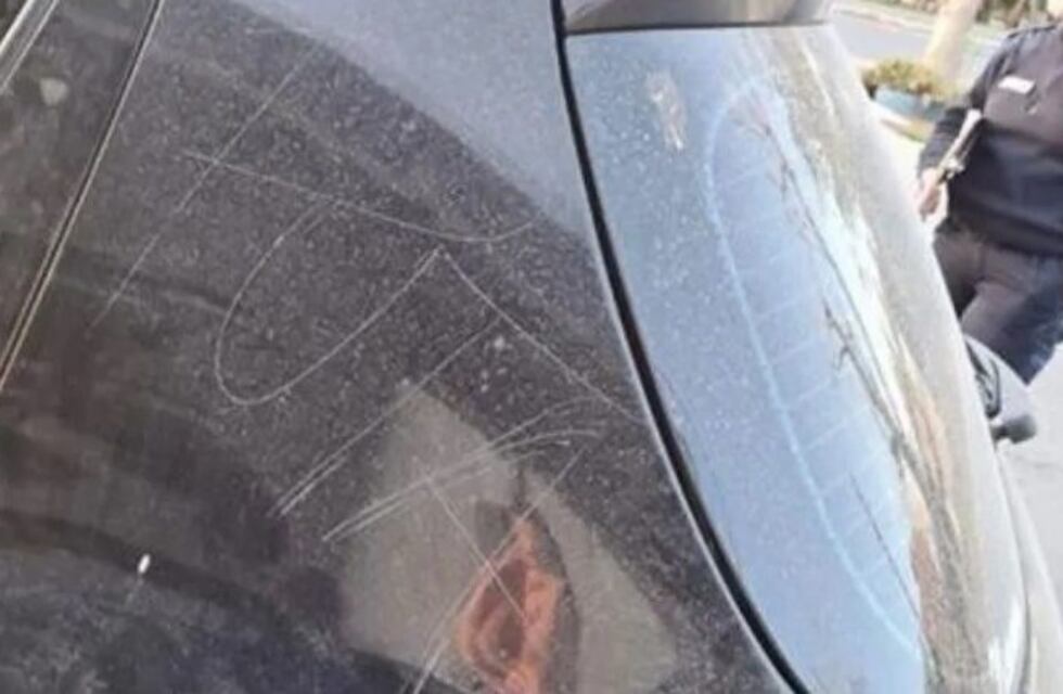 Una docente le rayó el auto a una médica por celos