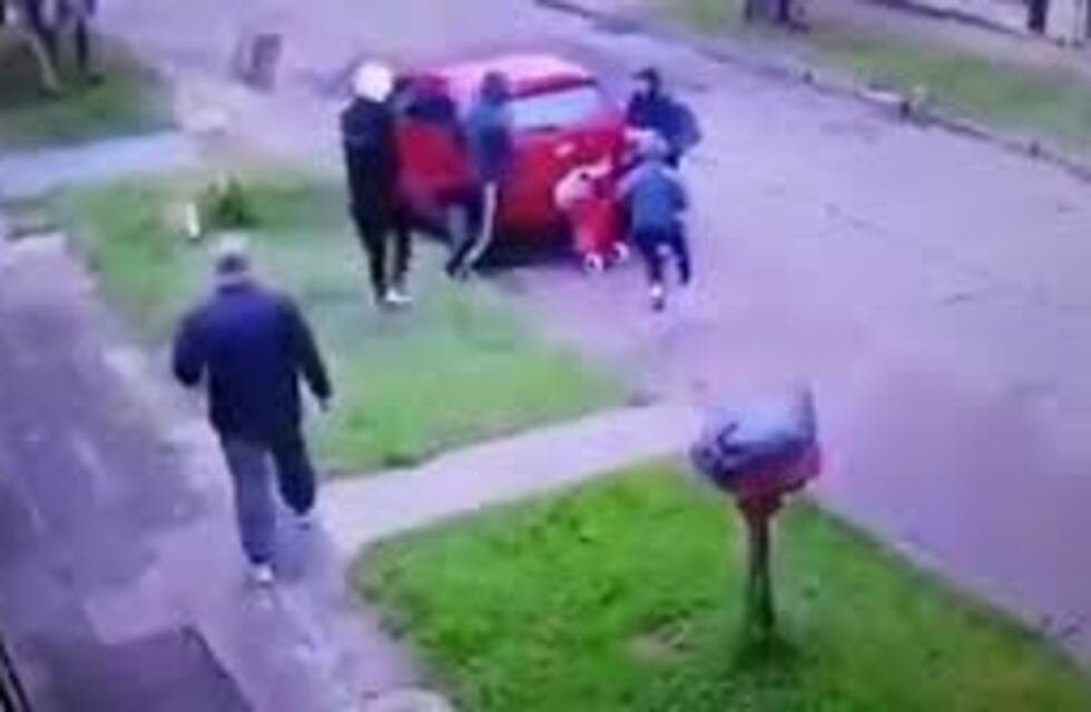 Robaron un auto en menos de diez segundos en Villa Ballester