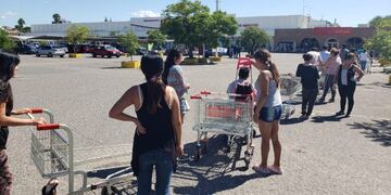 Largas colas en la puerta de los supermercados\u002E