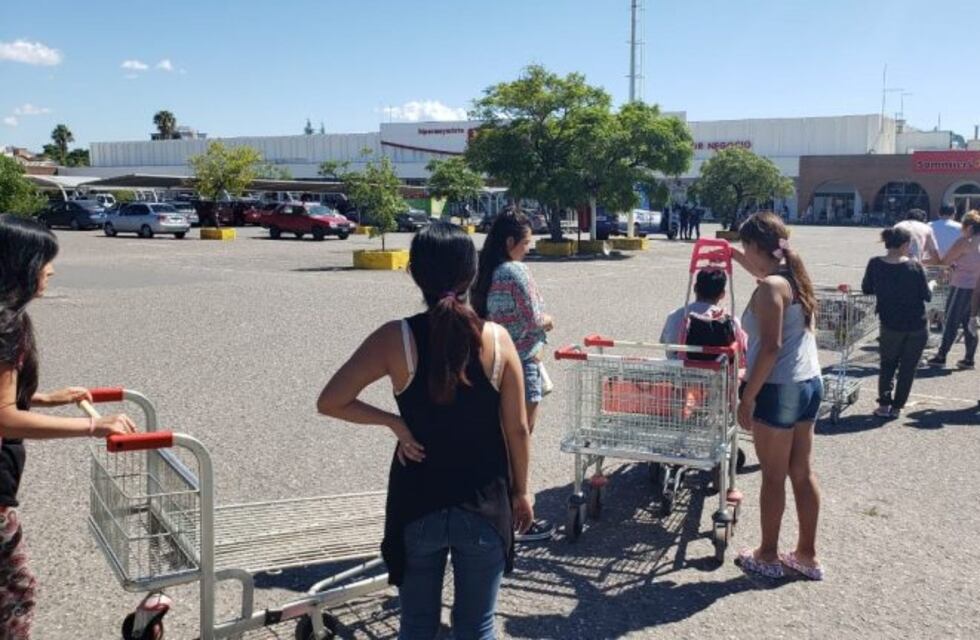 Largas colas en supermercados de Córdoba en el primer día de aislamiento total