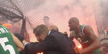 La salida de los jugadores de Panathinaikos del estadio, en medio del humo\u002E