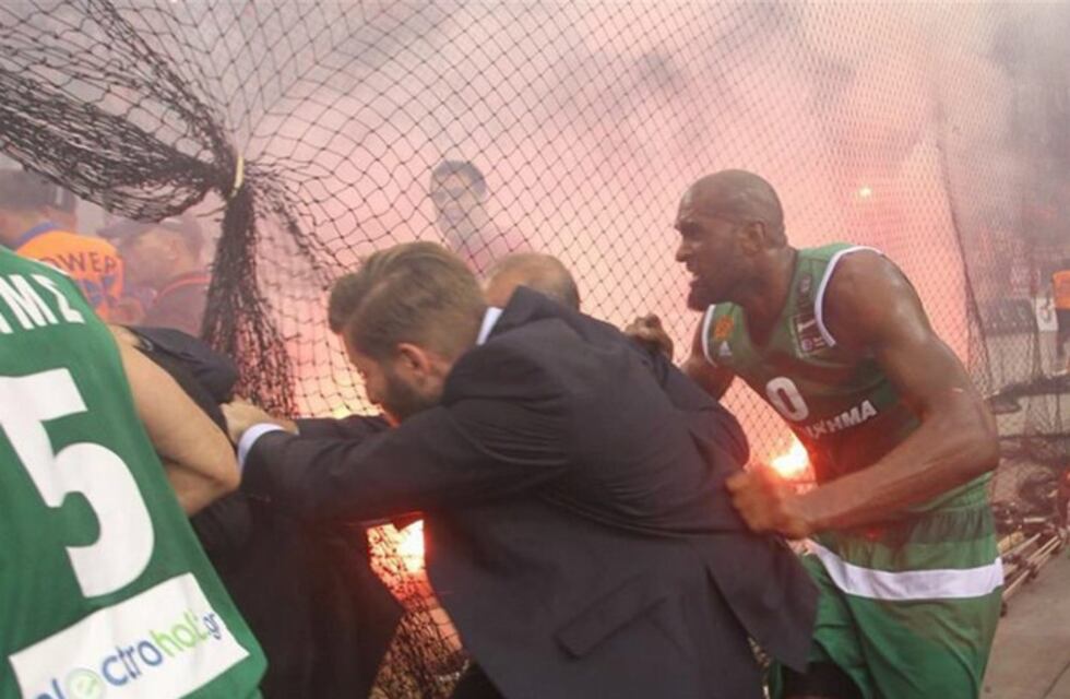 Video: escandaloso final en la Liga griega de básquet