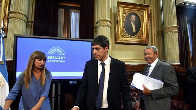 DYN66, BUENOS AIRES 20/12/2016, DYN60, BUENOS AIRES 20/12/2016, REUNION DE LA BICAMERAL PERMANENTE DE TRu00c1MITE LEGISLATIVO.FOTO:DYN/TONY GOMEZ.  julio cobos juan abal medina reunion senadores impuesto a las ganancias reunion gobierno senado impuesto a las