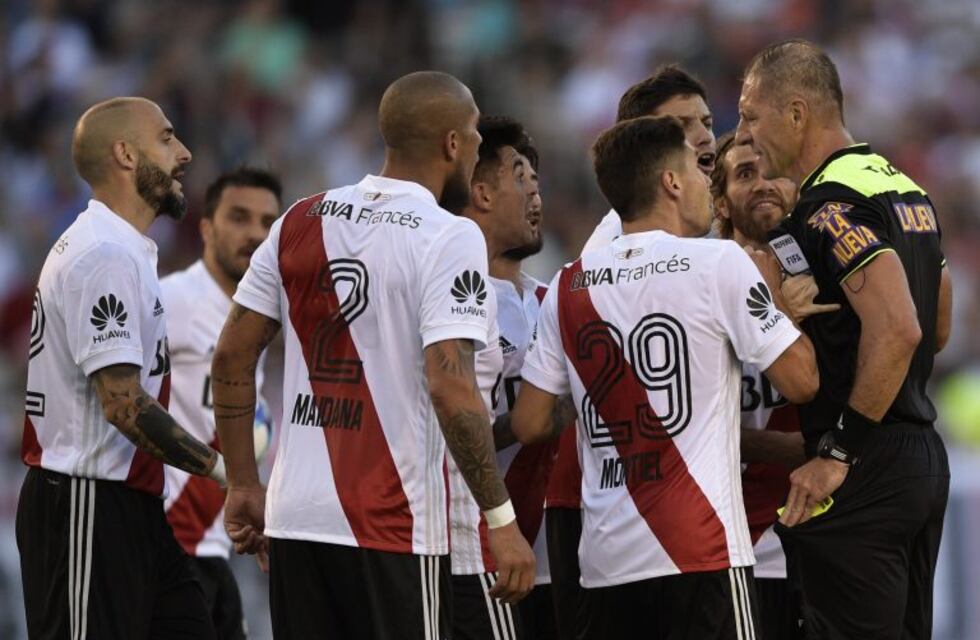 ¡Polémica! ¿Salió o no la pelota en el gol anulado a River?
