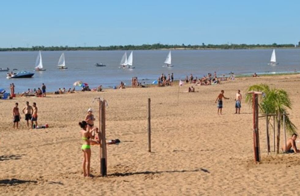 Intentó cruzar caminando desde el Thompson hasta la isla y lo picó una raya