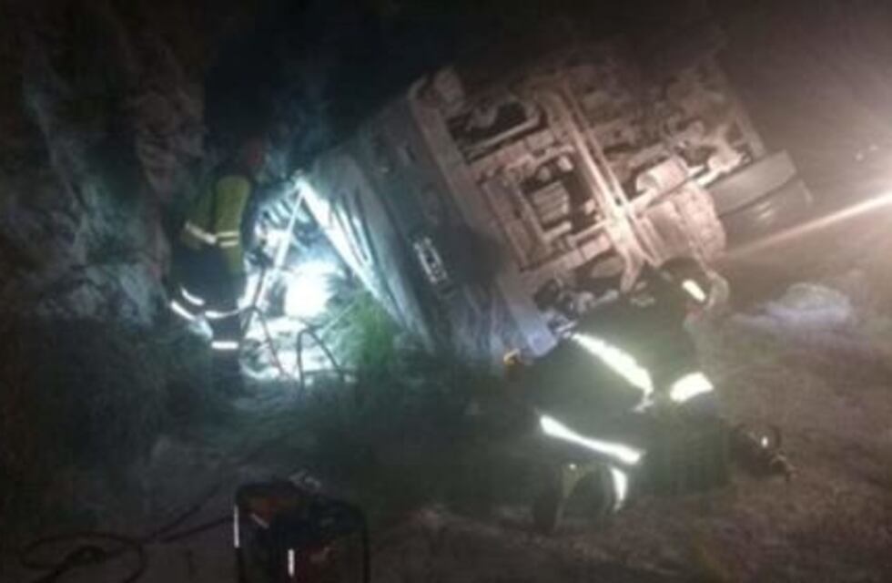 Milagro en Altas Cumbres: volcó un camión y todos sus ocupantes se salvaron