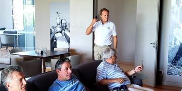 Macri se dedicó a ver la carrera de Fórmula Uno en Mendiolaza\u002E (Instagram Daniel Salibi)