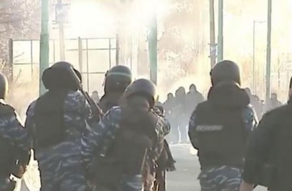 Balas de goma y gases lacrimógenos: nuevo enfrentamiento entre la Uocra y la Policía en Ensenada
