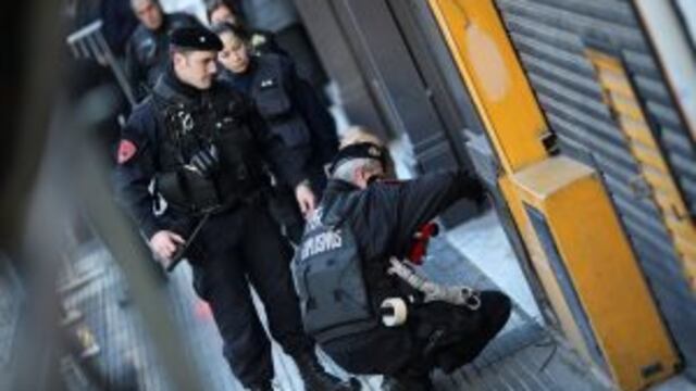 Agentes de la Policu00eda Federal revisan los alrededores al lugar donde se realiza la conmemoraciu00f3n del 22 aniversario del atentado a la sede judu00eda AMIA hoy, lunes 18 de julio de 2016, en Buenos Aires (Argentina). Frente al lugar donde ocurrieron los hechos, en el barrio Once de la capital argentina, decenas de personas se apostaron para homenajear a las 85 vu00edctimas que deju00f3 como saldo el ataque. EFE/David Fernu00e1ndezrnrn